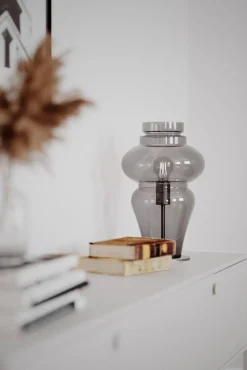 By Rydéns pöytävalaisin Dolores savunharmaa*By Rydu00e9ns Online