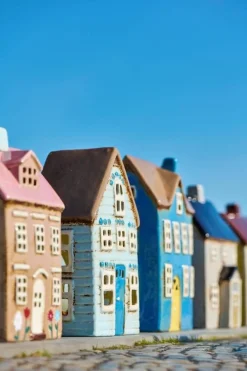 talolyhty Visby sininen ovi ja ruskea katto*IB Laursen Sale