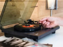 vinyylilevysoitin LS-10 musta*Lenco Hot