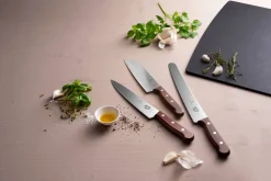 Santoku 17 cm ovaalihiottu puukahvalla*Victorinox Sale