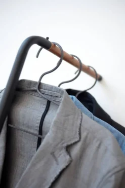 Vaateteline Tower Slim musta*Yamazaki